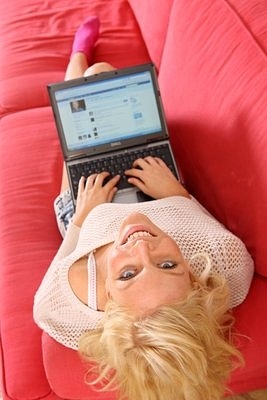 facebook_like woman browsing facebook